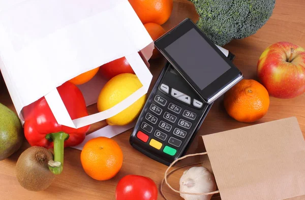 Платіжний термінал і мобільний телефон з Nfc технології, фрукти та овочі, безготівкової оплати покупок концепції — стокове фото