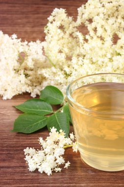 Gemide taze sağlıklı suyu ve mürver çiçekleri