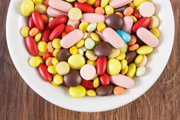 Pílulas médicas, comprimidos e cápsulas em placa de vidro, conceito de cuidados de saúde — Fotografia de Stock