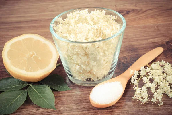 Foto vintage, flores de saúco e ingredientes para preparar jugo a bordo — Foto de Stock