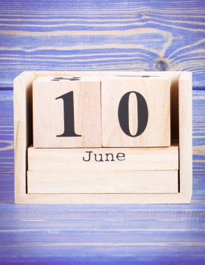 10 Haziran. Tarihi ahşap küp takvim üzerinde 10 Haziran