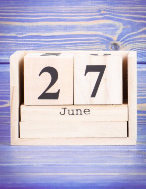 27 Haziran. Tarihi ahşap küp takvim üzerinde 27 Haziran