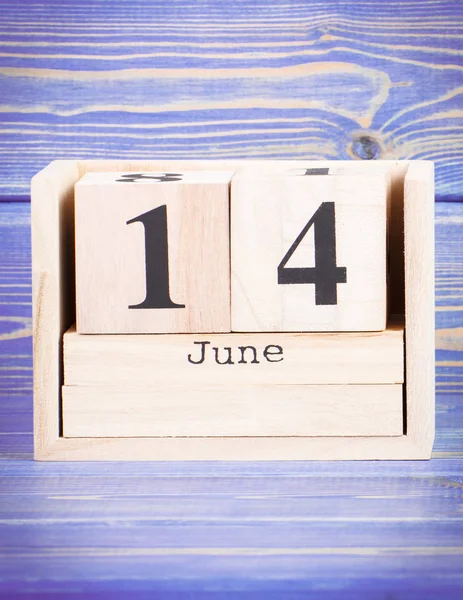 6 월 14 일입니다. 나무 큐브 달력에 14 6 월의 날짜 — 스톡 사진