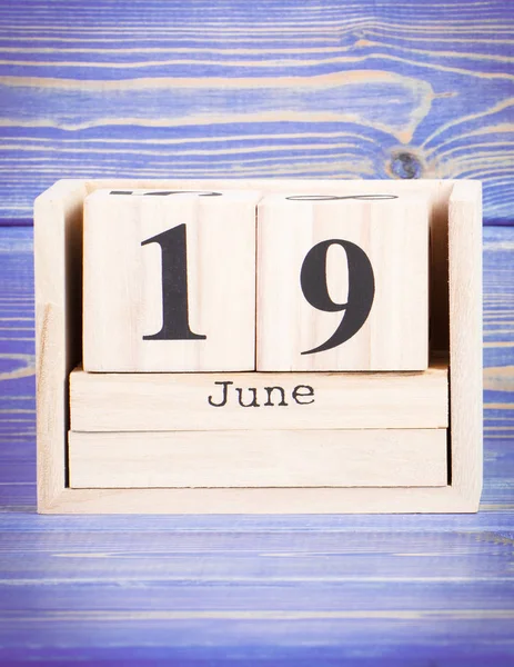6 월 19 일입니다. 나무 큐브 달력에 19 6 월의 날짜 — 스톡 사진