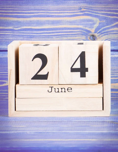 24 Haziran'da. Ahşap küp takvim üzerinde 24 Haziran tarihi