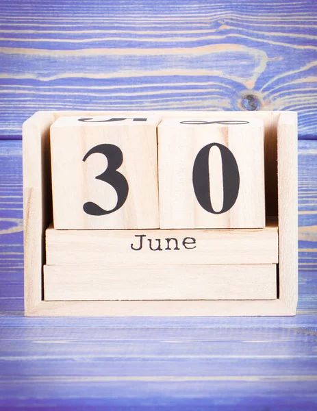 6 월 30 일입니다. 나무 큐브 달력에 6 월 30 일의 날짜 — 스톡 사진