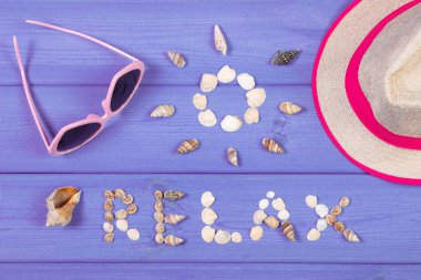 Word rahatla ve panoları, güneş, güneş gözlüğü ve saman şapka yaz zaman kavramı şeklinde