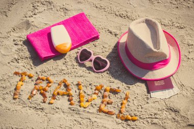 Yazıt seyahat, güneşlenme ve para birimlerinin dolar Beach, yaz saati kavramı ile pasaport için aksesuarlar