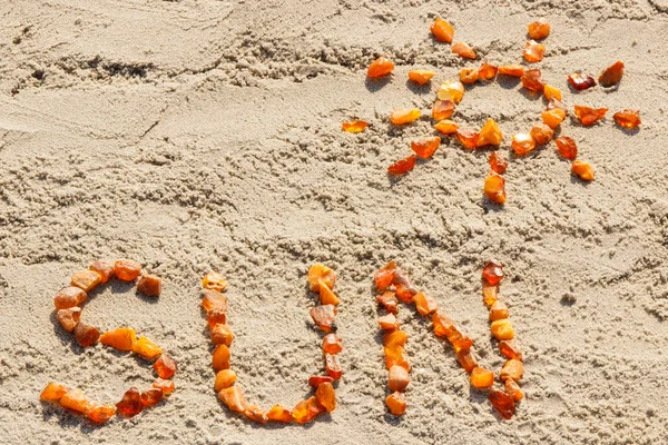 Слово и форма солнца на песке на пляже, концепция летнего времени — стоковое фото