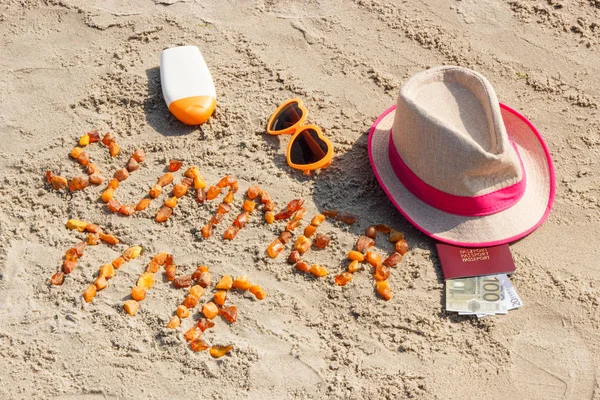 Inscriptie zomertijd, accessoires voor zonnebaden en paspoort met valuta euro op strand, concept van de zomertijd — Stockfoto