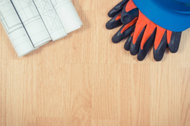 Elektrik çizim, koruyucu mavi kask ve eldiven, mühendis işleri için aksesuarlar ve rulo