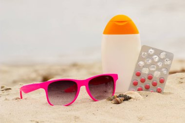 Pembe güneş gözlüğü, kabukları, losyon ve e vitamini, başarılı bronzlaşma kavramı hapları