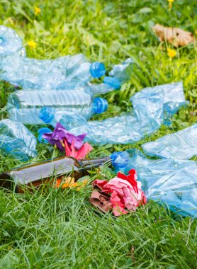 Park, çevre çöp kavramı yeşil çimenlerin üzerinde çöp yığını