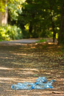 Plastik şişe maden suyu yolunda Park, çevre çöp kavramı