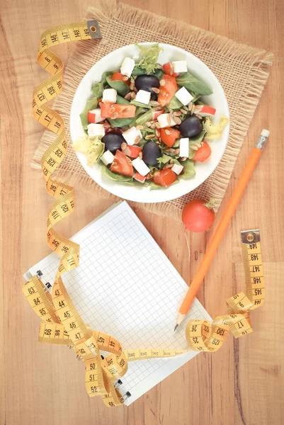 빈티지 사진, 그리스 샐러드 야채, 센티미터와 메모, 건강 한 영양 및 슬리밍의 개념에 대 한 메모장 — 스톡 사진