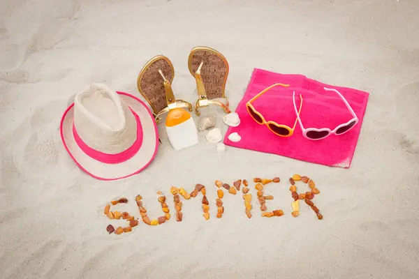 Inscrição verão e acessórios para férias na areia na praia — Fotografia de Stock