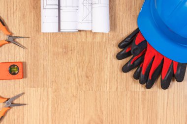 Elektrik çizim veya diyagramları, eldiven ve turuncu ile koruyucu mavi kask iş araçları