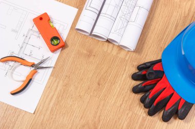 Elektrik çizim veya diyagramları, eldiven ve turuncu ile koruyucu kask iş araçları