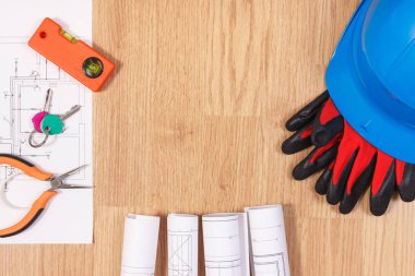 Ev anahtar taşı elektrik çizimleri ile eldiven ve turuncu ile koruyucu mavi kask iş ev concept İnşaat aleti