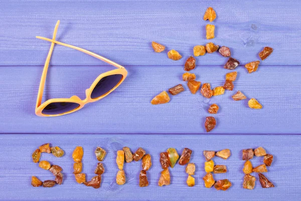 Palabra de verano, forma del sol y gafas de sol en las tablas, hora de verano —  Fotos de Stock