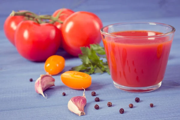 Vintage foto, tomatensap en groenten op boards, concept van gezonde voeding — Stockfoto