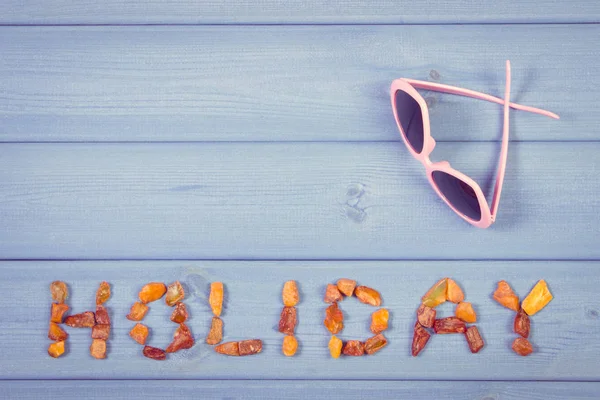 Photo vintage, vacances Word en pierres ambrées et lunettes de soleil, heure d'été, espace de copie pour le texte sur les planches — Photo