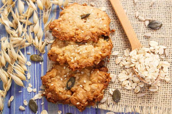 Fresh baked oatmeal cookies with ingredients for baking, healthy dessert — Stock Photo, Image