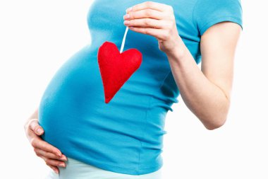 Kırmızı kalp, yeni bir hayat ve bebek için bekliyor sembolü olan hamile kadın