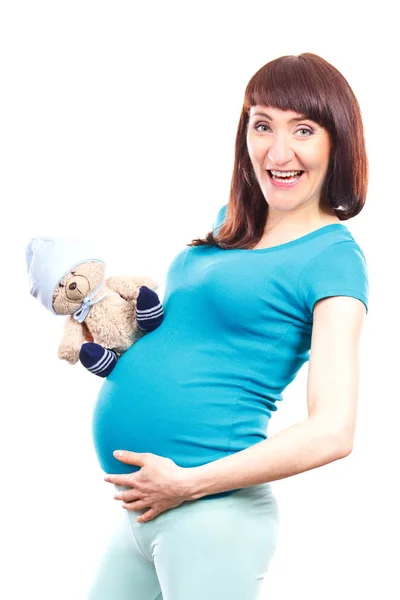 Felice donna incinta sorridente in possesso di peluche orsacchiotto con cappuccio, in attesa per il concetto di neonato — Foto Stock