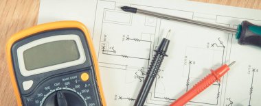 Elektrik çizimler, multimetre ölçüm elektrik tesisatı ve tornavida kullanılmak üzere mühendis işleri için