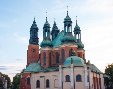 Poznan, Polonya - 1 Temmuz 2016: Görünüm batımında Poznan Ostrow Tumski kare üzerinde katedral kilise