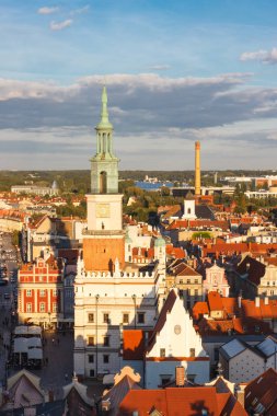 Poznan, Polonya - 30 Ağustos 2016: Town hall, eski ve modern binalarda batımında Poznan