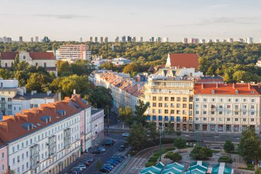 Poznan, Polonya - 30 Ağustos 2016: Gün batımında eski ve modern binalar Poznan görünüm