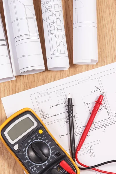 Elektriske diagrammer eller tegninger og multimeter til måling i elektrisk installation - Stock-foto