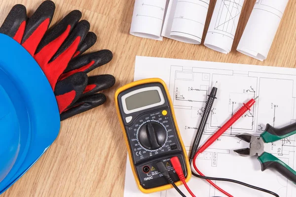 Desenhos elétricos, multímetro para medição em instalações elétricas e acessórios para trabalhos de engenharia — Fotografia de Stock