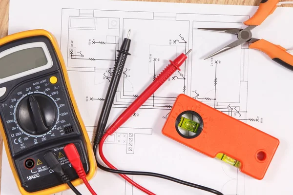 Elektrik diyagramları, elektrik tesisatı ve aksesuarlar mühendis işler için ölçüm için multimetre