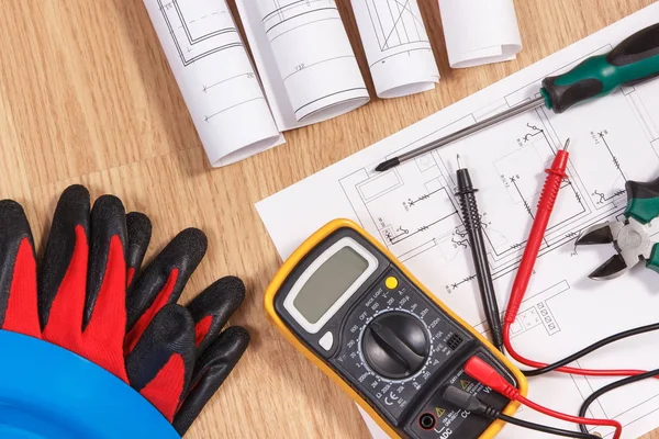 Elektriska diagram, multimeter för mätning i elinstallation och tillbehör för användning i engineer jobb — Stockfoto