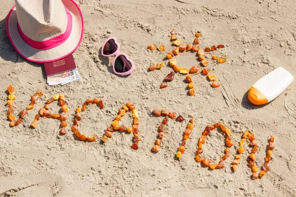 Vacanza di parola, accessori per prendere il sole e passaporto con valute euro in spiaggia, concetto di viaggio in estate — Foto Stock