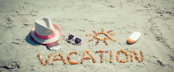 Palavra férias, acessórios para banhos de sol e passaporte com moedas dólar na praia, viajar no conceito de verão — Fotografia de Stock