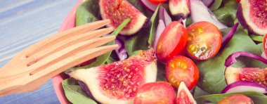 Taze meyve ve sebze salatası ahşap çatal, sağlıklı beslenme kavramı ile hazırlanmış.