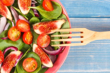 Taze meyve ve sebze salatası ahşap çatal, sağlıklı beslenme kavramı ile hazırlanmış.