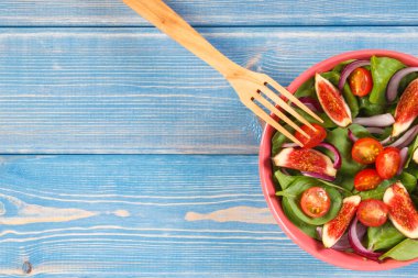 Taze meyve ve sebze salatası ahşap çatal, sağlıklı beslenme kavramı ile