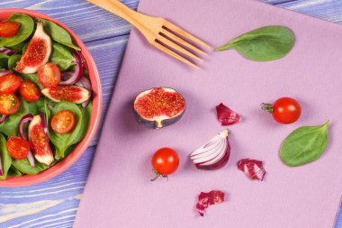 Taze meyve ve sebze salatası ve yemek hazırlanması için malzemeler