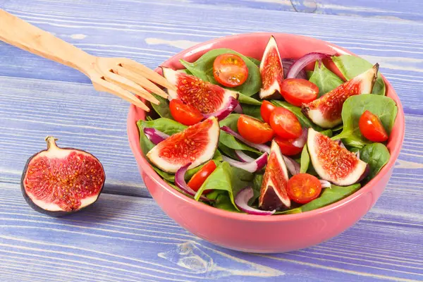 Ensalada de frutas y verduras con tenedor de madera, concepto de nutrición saludable —  Fotos de Stock