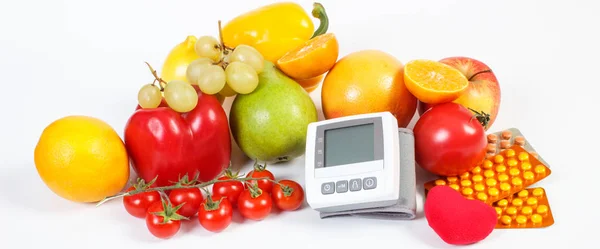 Монитор артериального давления, фрукты с овощами и медицинскими таблетками, здоровый образ жизни — стоковое фото