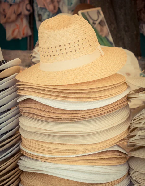 Sammlung handgemachter Strohhüte am Stand auf Basar — Stockfoto