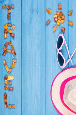 Word seyahat ve güneş, güneş gözlüğü ve hasır şapka şeklinde panoları, yaz saati