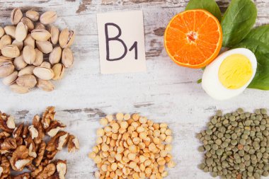 Doğal mineral, vitamin B1 ve diyet lifi, sağlıklı beslenme kavramı içeren ürünler