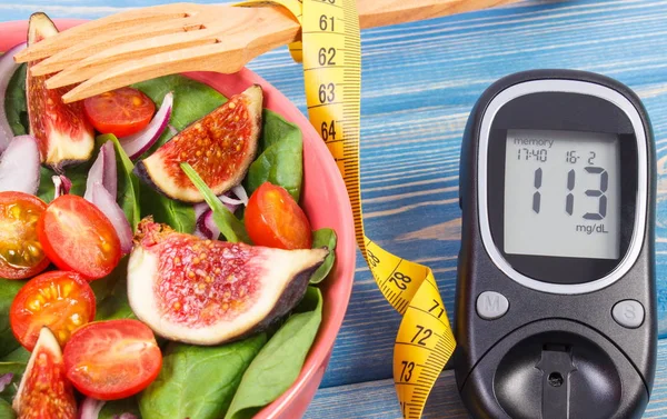 Salada de frutas e legumes e medidor de glicose com fita métrica, diabetes, emagrecimento e conceito de nutrição saudável — Fotografia de Stock