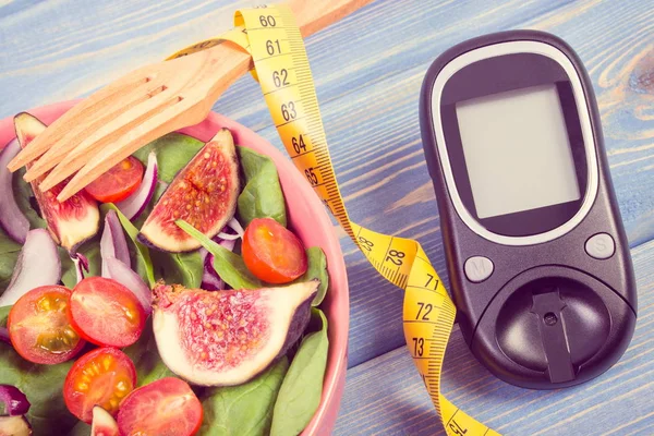 Vintage Fotoğraf, meyve ve sebze salatası ile Şeker Ölçüm ve santimetre, diyabet, zayıflama ve sağlıklı beslenme kavramı — Stok fotoğraf